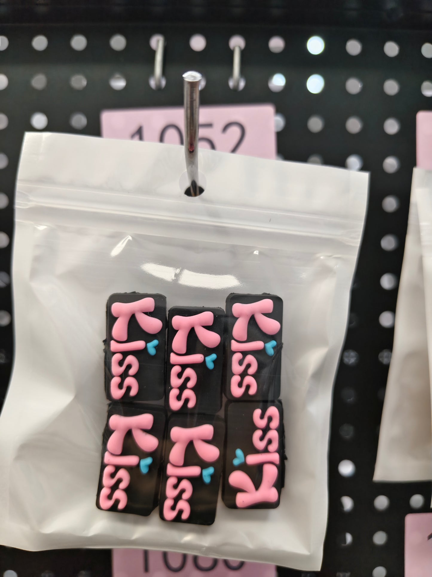 1052 Kiss 6pcs